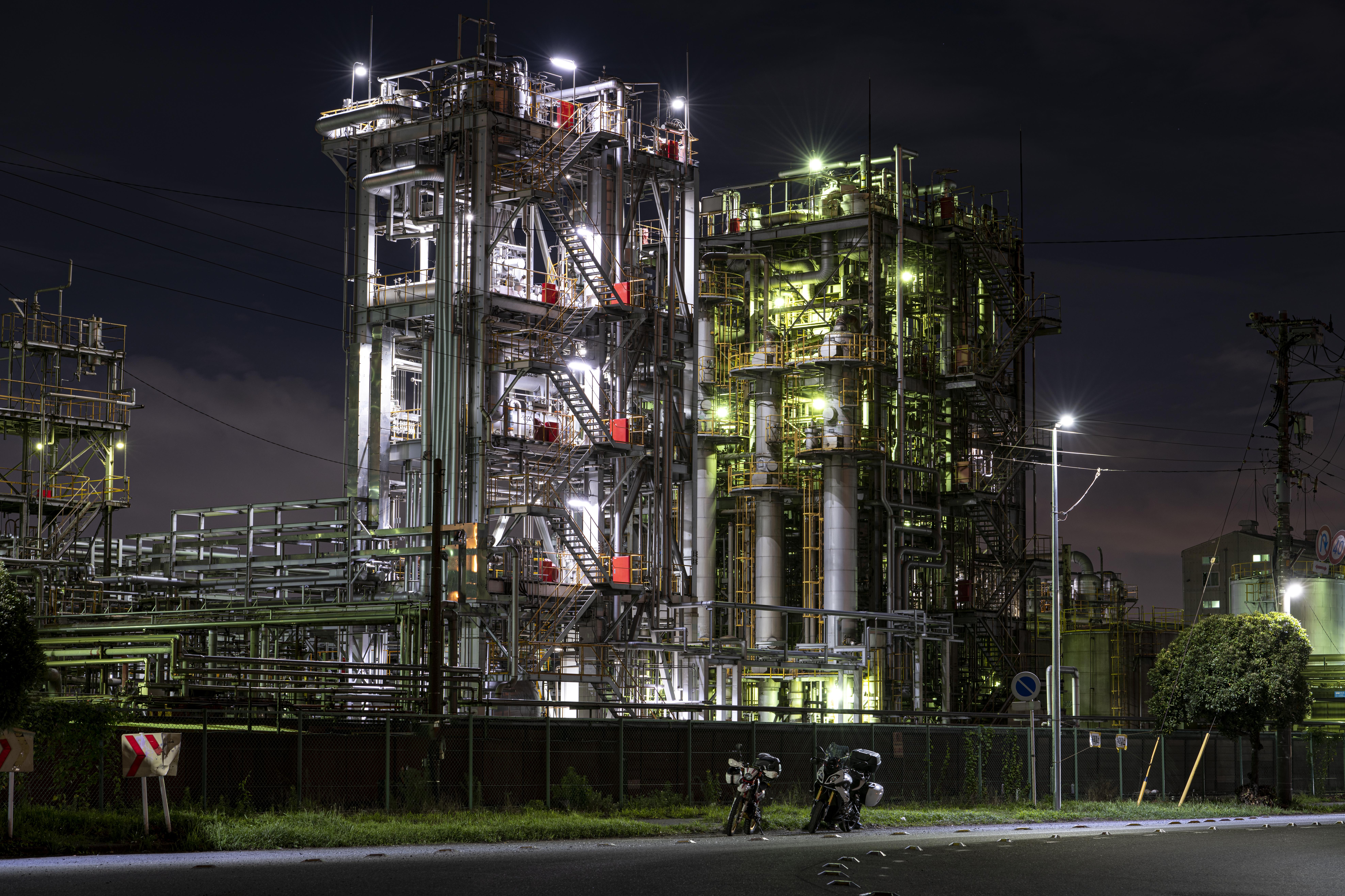 environmental-pollution-factory-exterior-night (2)